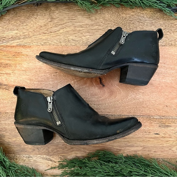 Frye Sacha Moto Shootie Black
Leather Ankle Boots Size 6.5 B - Picture 12 of 14